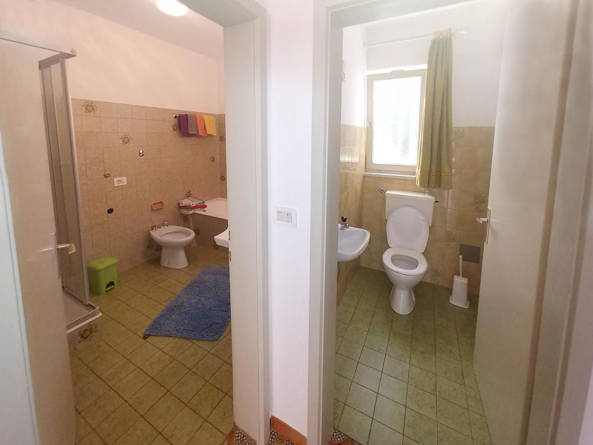 Bagno con doccia, vasca da bagno e wc separato – Appartamento vacanza per 2/4 pers.